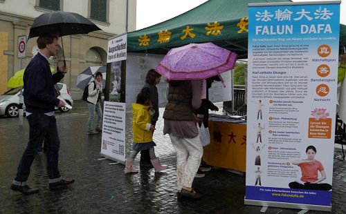 图6:大雨也无法减弱路人要签名制止中共活摘。