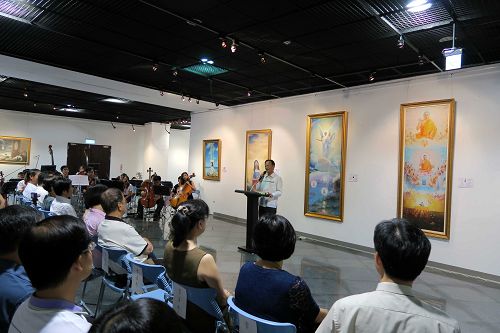 前文建会副主委洪庆峰(中立者)赞扬艺术家们坚持真理。