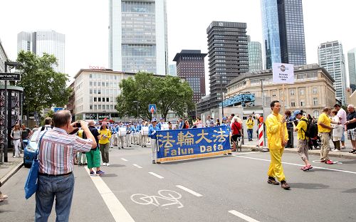 图1-4:法轮功的游行队伍由欧洲天国乐团走在最前面,后面是展示法轮功功法的花车,还有仙女队,及揭露中共迫害和活摘法轮功学员器官等不同的方阵。