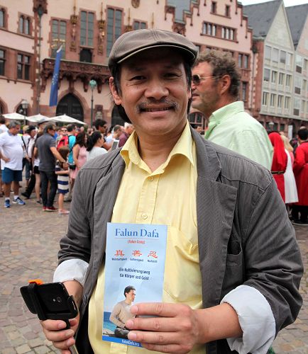图9:越南裔Khuongminh Lei说,在越南也可以看到法轮功,他觉得让人们了解真相这很重要。