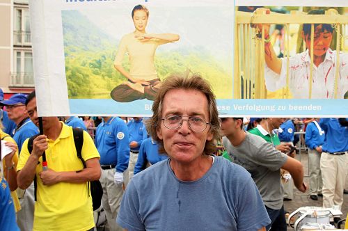 图11:Wolfgang Schreiber了解到中共迫害法轮功的真相很气愤,不仅自己签名,还索要表格找朋友签名支持法轮功制止迫害。
