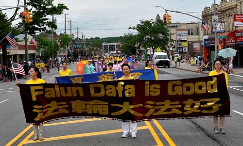 图1-2:法轮功学员在纽约皇后区参加第八十九届阵亡将士纪念日大游行