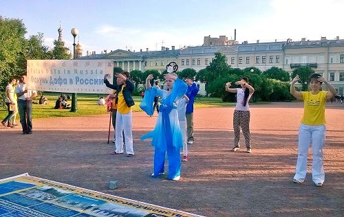 图1-3:两天的活动中,法轮功学员们有的展示法轮功的五套功法,并摆放了真相展板介绍法轮功的功法和在中国正在发生的活体摘取法轮功学员器官的暴行。
