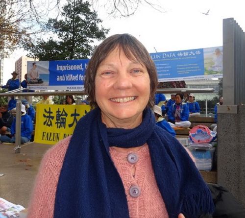 尼尔森的赫亦拉•彼得逊(Hoira Peterson)女士支持法轮功反迫害