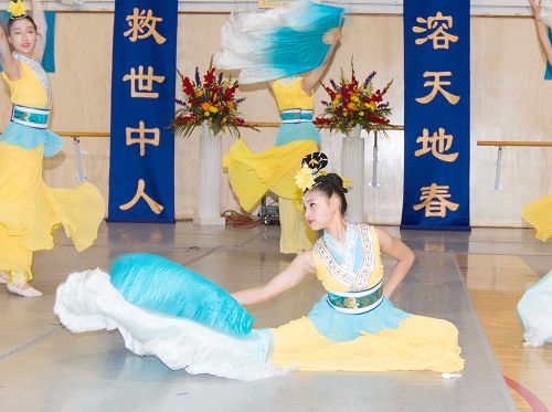 图14-16:大法小弟子表演舞蹈