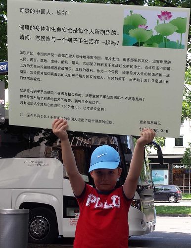 慕尼黑:法轮功小弟子不会中文,手举展板让中国人退出中共