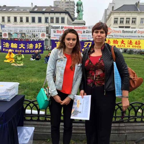巴斯思达克(Bathstack)女士和母亲签名反对活摘器官