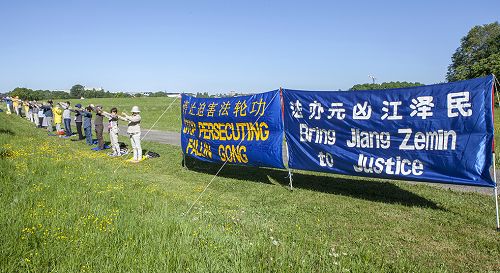 图1:瑞典部分法轮功学员在中使馆对面传播真相,抗议中共对法轮功学员长达十七年的残酷迫害,呼吁早日法办迫害元凶江泽民 。