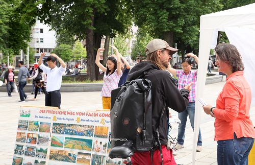 图1-2:民众驻足了解法轮功真相