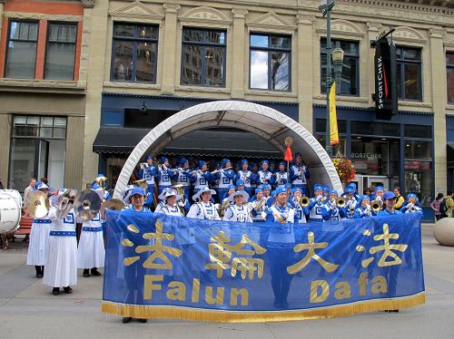天国乐团参加了卡城西北区郝克伍德区的社区游行和早餐会表演,同样受到了热烈的欢迎