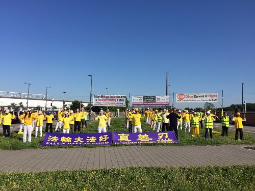 欧洲十三个国家的部分法轮功学员在法国斯特拉斯堡欧洲议会大厦前,呼吁议会采取行动制止活摘