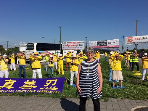英国欧洲议会议员Julie Ward女士来到活动现场,以真相横幅做背景留影