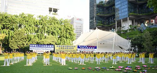 图1-3:新加坡法轮功学员集体炼功。