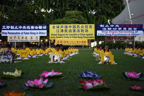 图4-6:新加坡法轮功学员烛光悼念被中共迫害致死的中国大陆同修。