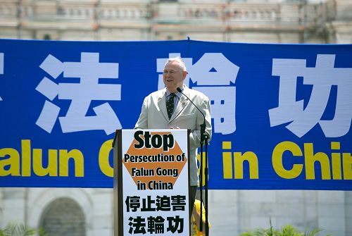 共和党资深众议员、众议院欧洲欧亚潜在威胁小组主席达纳·罗拉巴克(Dana Rohrabacher)