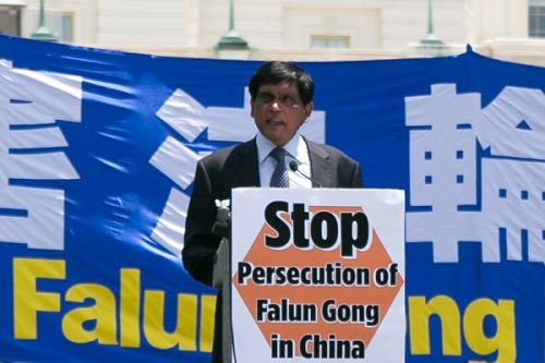 国际大赦美国分部国际宣导主任提•库玛博士(Dr. T. Kumar)