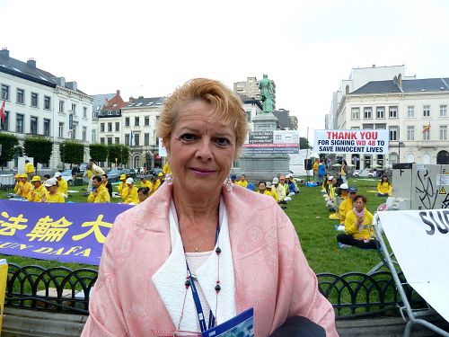 图9:欧洲经济和社会委员会(European Economic and Social Committee)成员克科莱齐(Evangelia Kekeleki)来自希腊。她说:“活摘是反人性的罪行。每个政府都应做该做的事(来反对中共活摘器官)。”她连声称,法轮功学员和平的炼功场景“很感人,很感人!”