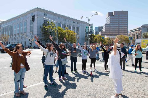 图9:民众在学炼法轮功功法