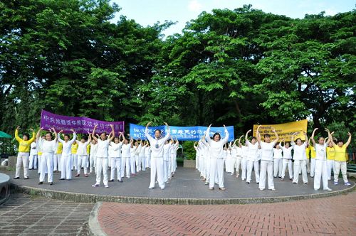 泰国法轮功学员举行七二零反迫害集会,法轮功学员展示功法。