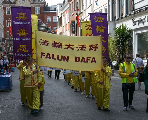 二零一六年七月十六日,法轮功学员反迫害游行队伍走在伦敦唐人街上