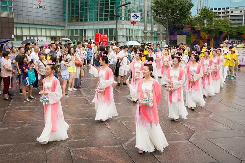 图6:仙女队伍沿途送给民众精心制作的小莲花