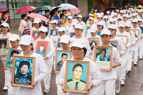 图8-9:悼念在中国大陆被迫害致死的法轮功学员