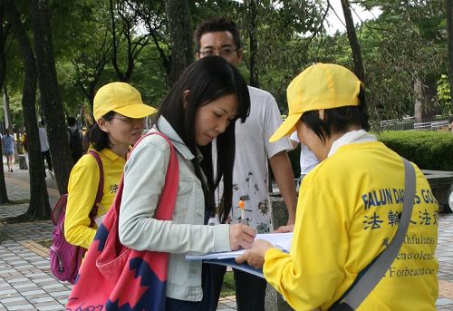 图12:民众签名支持起诉江泽民