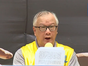 图二:香港法轮佛学会发言人简鸿章在集会上呼吁中国民众珍惜把握了解真相的机会。