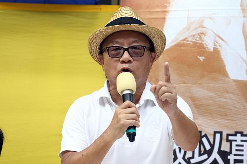 图四:保卫香港自由联盟发言人韩连山指责梁振英政府追随中共恶党欺压香港及法轮功。