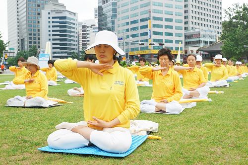 图1~3:二零一六年七月十七日,‘720反迫害17周年’集会前,韩国法轮功学员集体炼功。