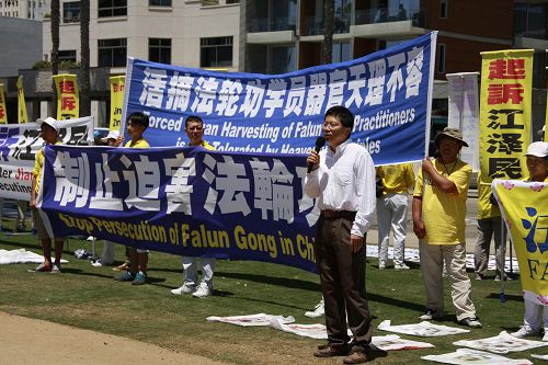 图12:法轮功学员代表吴英年教授在集会上指出:法轮功学员的反迫害不止是维护自己的权利也是维护所有中国人的权利。