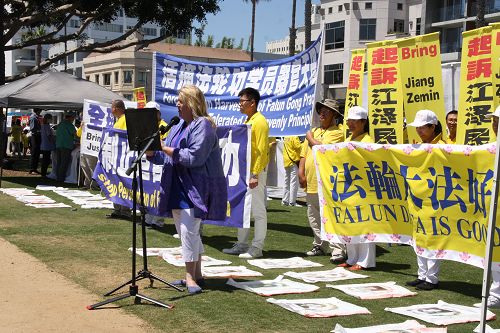 图14:国际组织“公民人权协会”(CCHR)主席Jan Eastgate在洛杉矶圣莫尼卡码头7.20反迫害集会上发言。