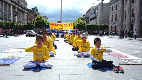图1:二零一六年七月十六日,爱尔兰法轮功学员在都柏林市中心集体炼功,传播法轮功的真相。