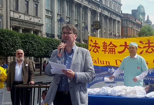 图4:戴柯林•莱恩斯医生说:“我们和世界各地的法轮功的朋友以及支持者们,是这场迫害失败真实的见证。”
