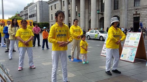 图8:二零一六年七月十六日,爱尔兰法轮功学员在都柏林市中心集体炼功,传播法轮功的真相。