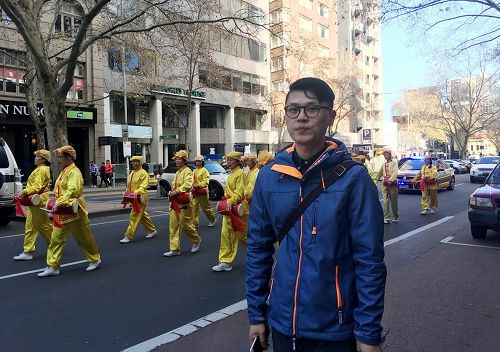图15:大陆留学生小彭观看游行时感到和惊喜。