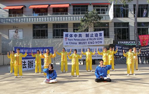 图1-4:墨尔本举办“七二零”反迫害十七周年集会,呼吁民众了解法轮功的真相。并以行动剧演示,中共恶党对修炼“真、善、忍”的法轮功学员的残酷迫害,呼吁制止迫害。