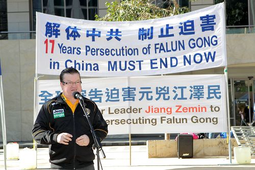 图9:墨尔本维州自由党上议院资深议员伯尼•菲恩先生(Bernie Finn MP)