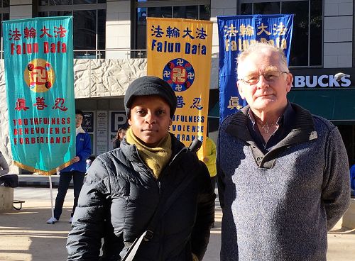 图15:茨博(Tsiboho)女士(左)与澳民主工党联邦官员福拉德先生合影。