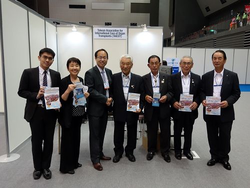 来自日本中部地区(334-B)的山岗狮子会山本义男会长(左四)及会友们手持法轮功真相传单合影