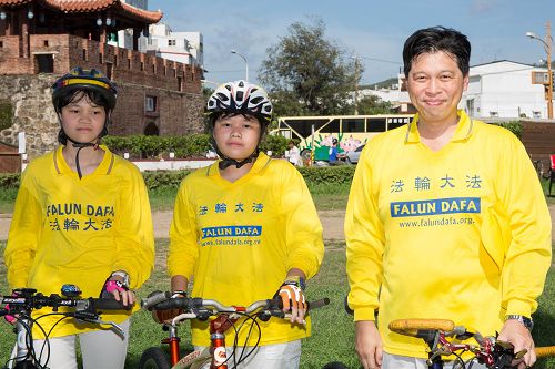 图3:高雄咖啡达人张恒伟领着两个女儿,参加骑单车传真相活动。