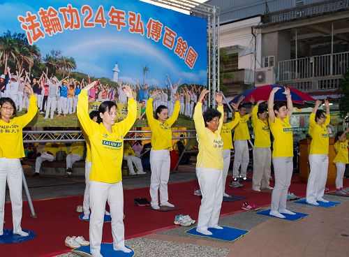 图4:在恒春热闹商圈、西门水舞广场,有法轮功介绍和五套功法演示。