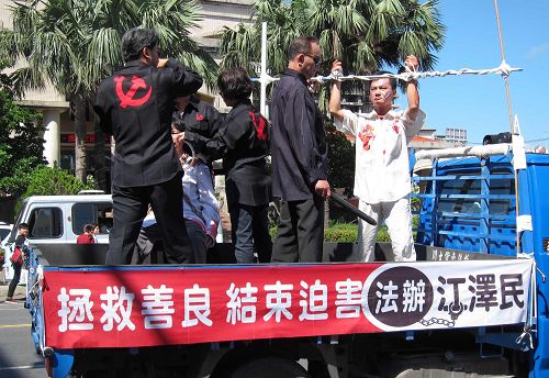 图7:一辆颇引人注目的真相车,穿梭于恒春及垦丁间,行经南湾与帆船石,沿途控诉中共酷刑迫害法轮功学员真相。