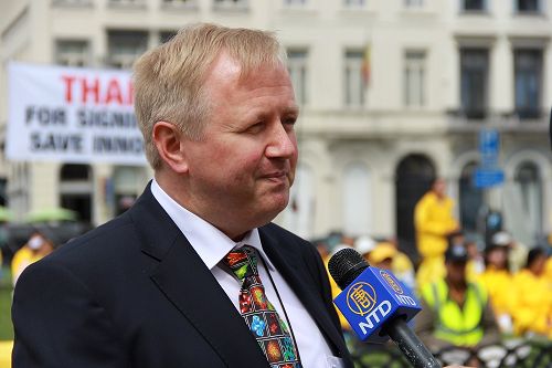 德国欧洲议员格里克(Arne Gericke)在集会上发言