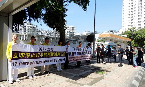 在多年来持续不断的讲真相之下,法轮功学员在今年的七二零反迫害十七周年,向中共驻马大使馆递交抗议信时,获得官员特别准许在中领馆前拉两横幅。