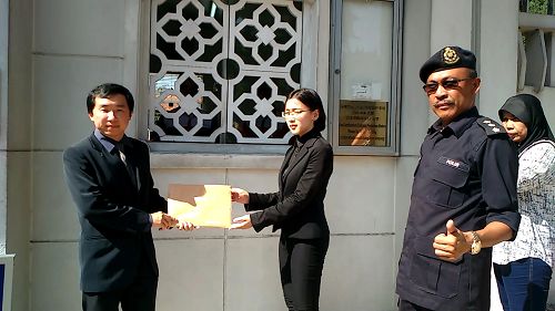法轮功学员代表到中共驻马大使馆递交抗议信。多年来,法轮功学员持续不断的讲真相,使越来越多的官员了解真相。