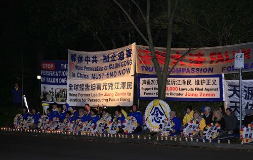 图1-4:二零一六年七月二十日晚,墨尔本部分中西法轮功学员在中领馆前举行“七二零”烛光悼念活动。