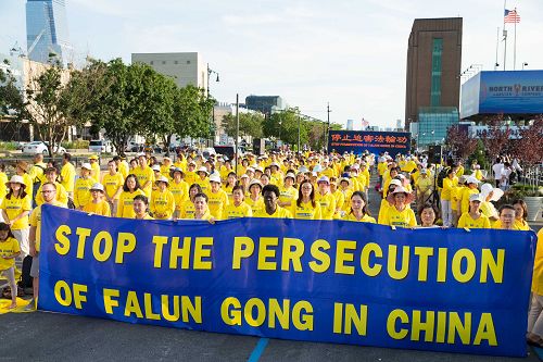 图1-3:纽约上千名法轮功学员在中共驻纽约总领馆前举行集会,纪念反迫害十七周年。
