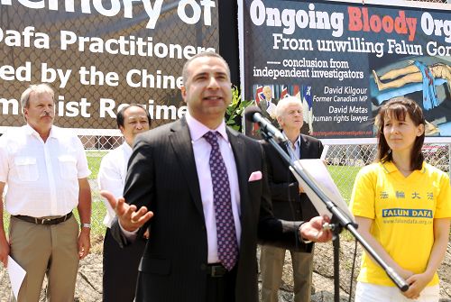 同一个自由世界”(One Free World International)创始人和主席沙菲(Majed El Shafie)在现场的即兴演讲。他说:“中共无法阻止法轮功的信仰;十七年后,法轮功学员不减反增。”