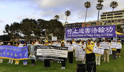 法轮功学员向民众讲述中共残酷迫害法轮功学员的真相,揭露中共大规模活摘法轮功学员的罪恶。